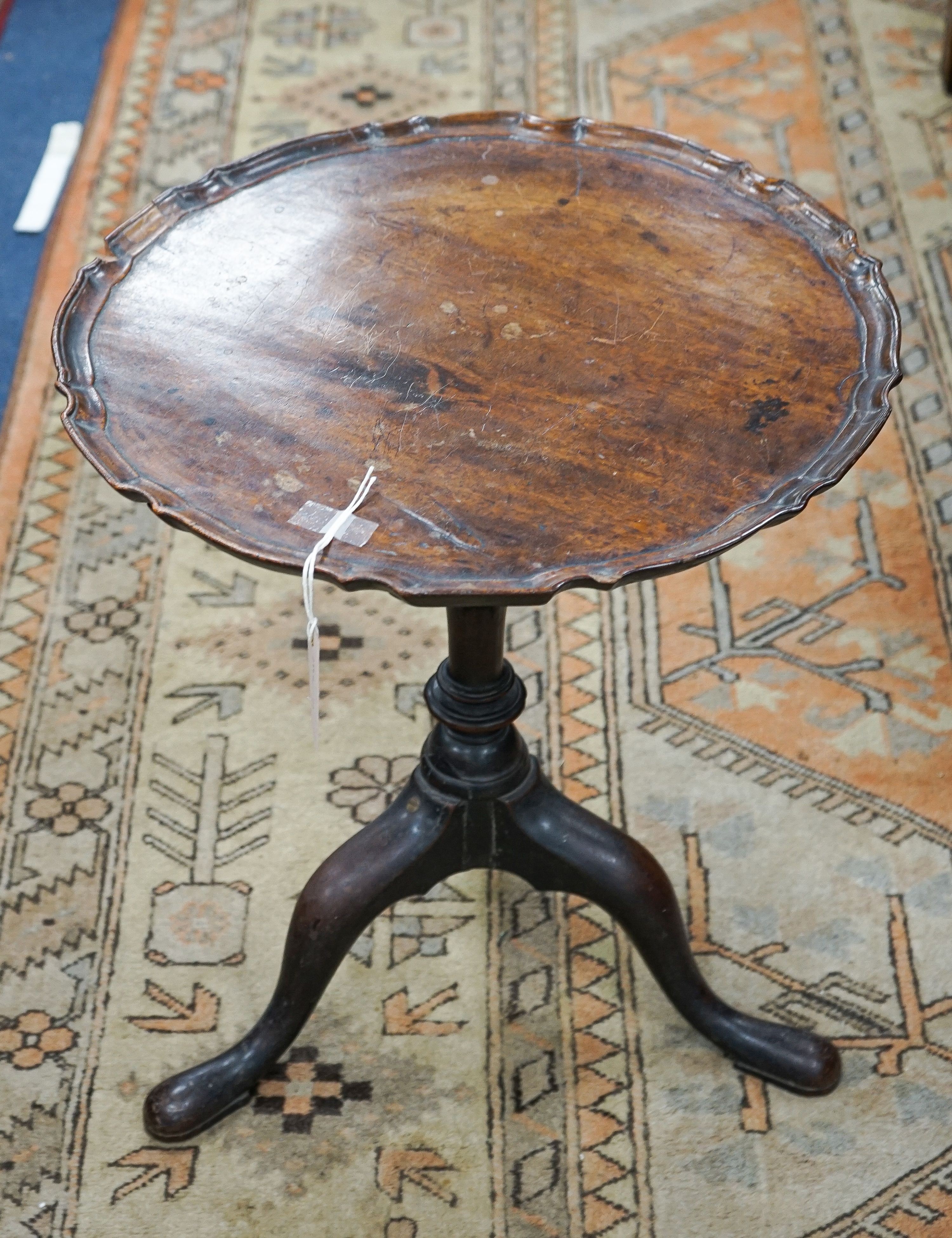 A Georgian circular mahogany occasional table, having piecrust top on vase-shaped column and tripartite supports with club feet, a.f. diameter 48cm, height 53cm